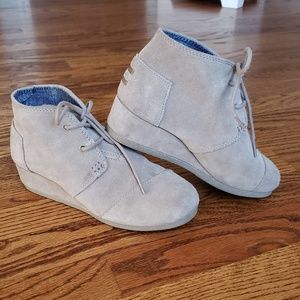 Toms girls taupe suede desert wedge booties
